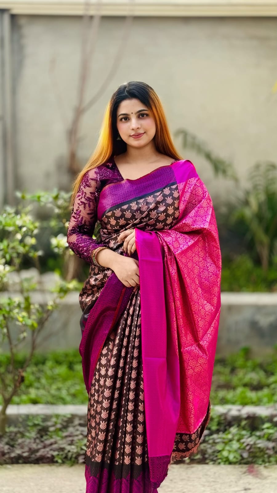কাঞ্জিভরম ব্লাউজ পিসসহ ব্লাক কন্টাস্ট-গোলাপি