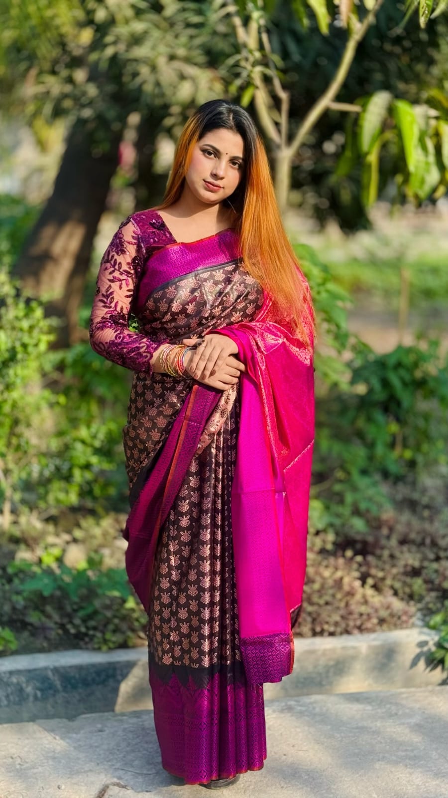 কাঞ্জিভরম ব্লাউজ পিসসহ ব্লাক কন্টাস্ট-গোলাপি - Image 2