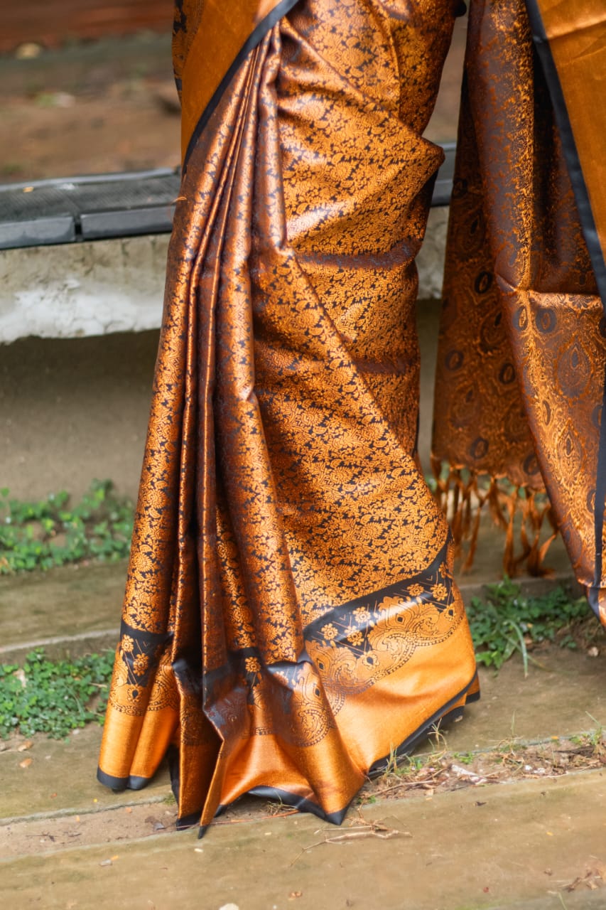 কাঞ্জিভরন ব্লাউজ পিসসহ ব্লাক- গোল্ডেন - Image 7