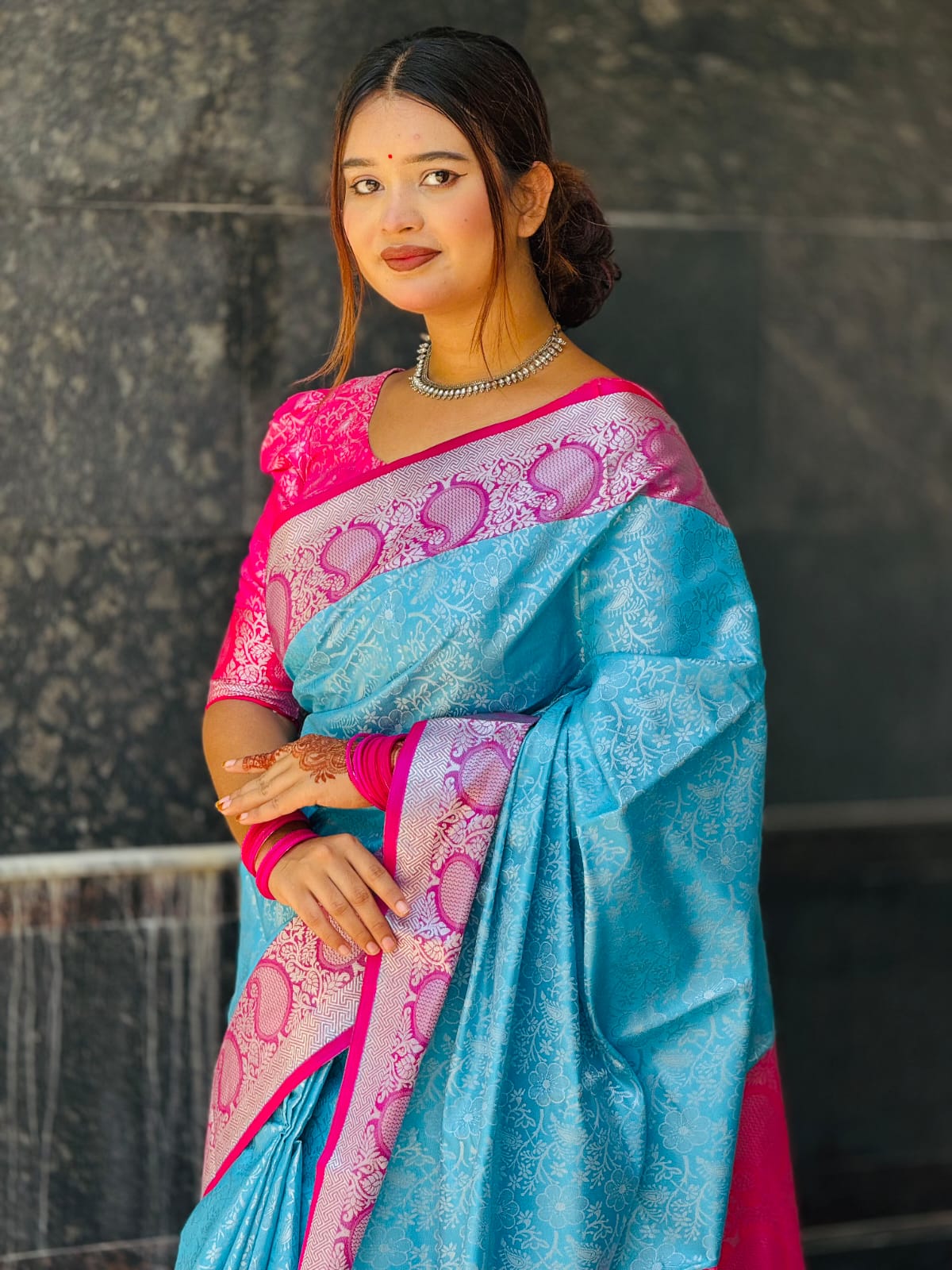 কাঞ্জিভরম ব্লাউজ পিসসহ আকাশী কন্টাস্ট -গোলাপি