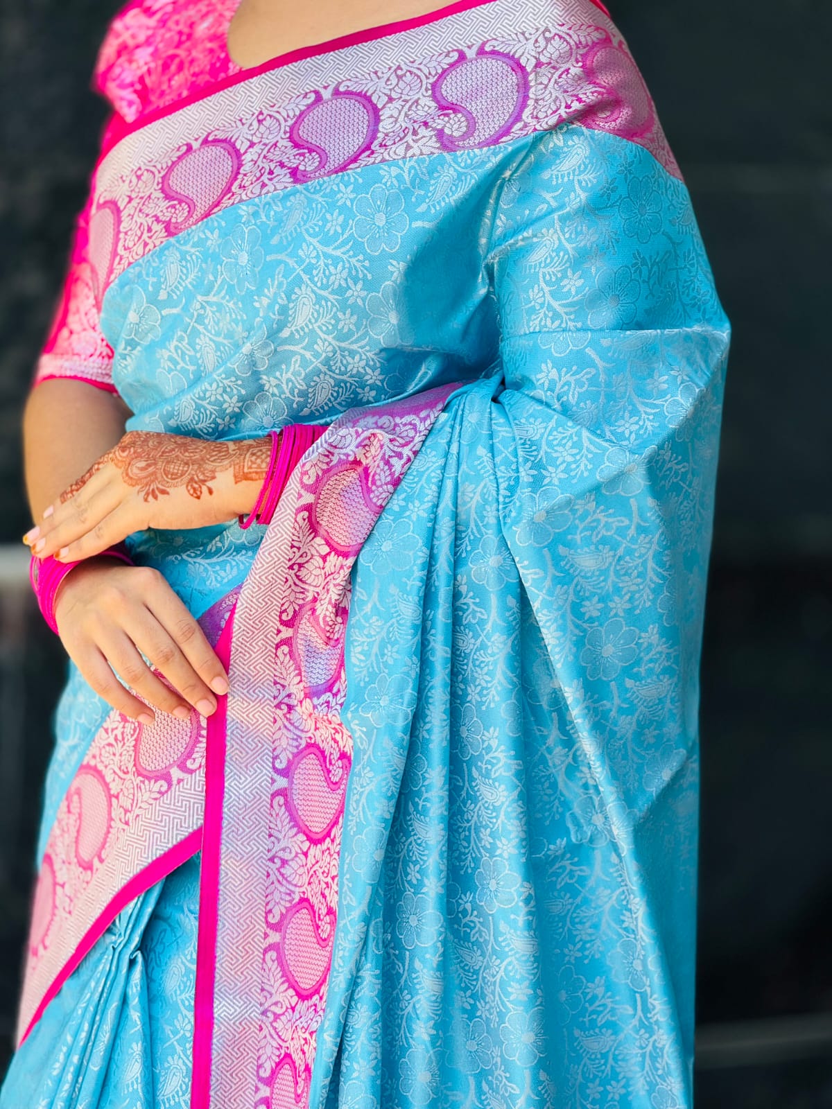 কাঞ্জিভরম ব্লাউজ পিসসহ আকাশী কন্টাস্ট -গোলাপি - Image 2