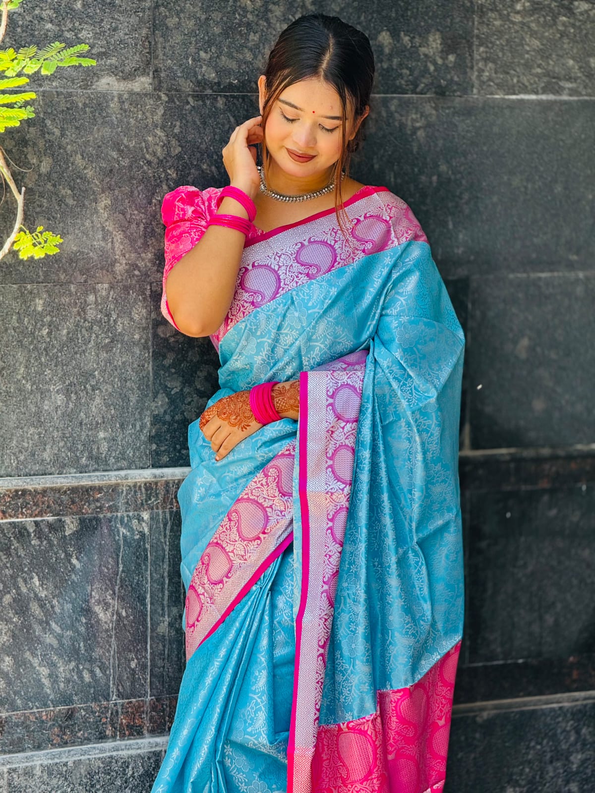 কাঞ্জিভরম ব্লাউজ পিসসহ আকাশী কন্টাস্ট -গোলাপি - Image 3