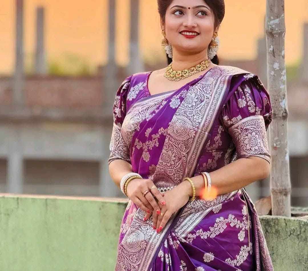 বধুয়া বেনারসি ব্লাউজ পিসসহ - মেজেন্ডা - Image 3