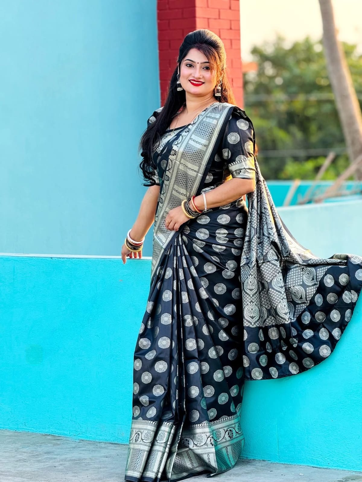 গোলবুটা বধুয়া বেনারসি ব্লাউজ পিসসহ -কালো