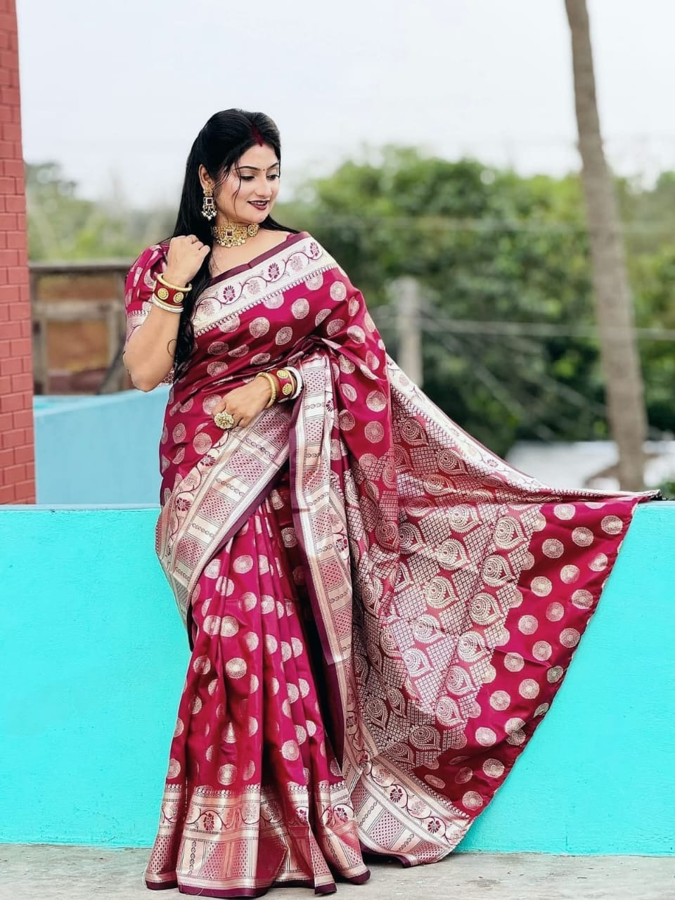 গোলবুটা বধুয়া বেনারসি ব্লাউজ পিসসহ - মেরুন