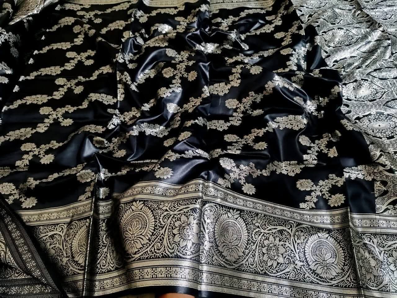 বুধুয়া বেনারসি ব্লাউজ পিসসহ -ব্লাক